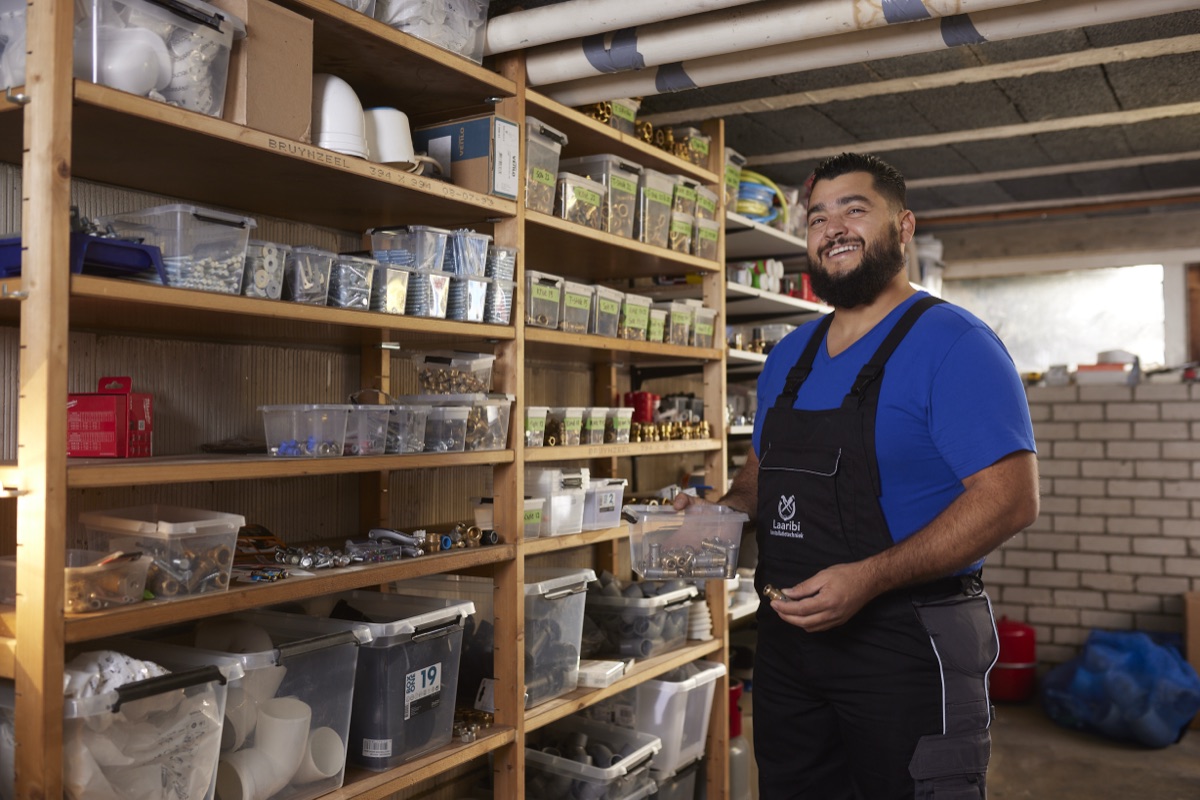 Soufiane Douhou aan het werk aan een duurzame installatie