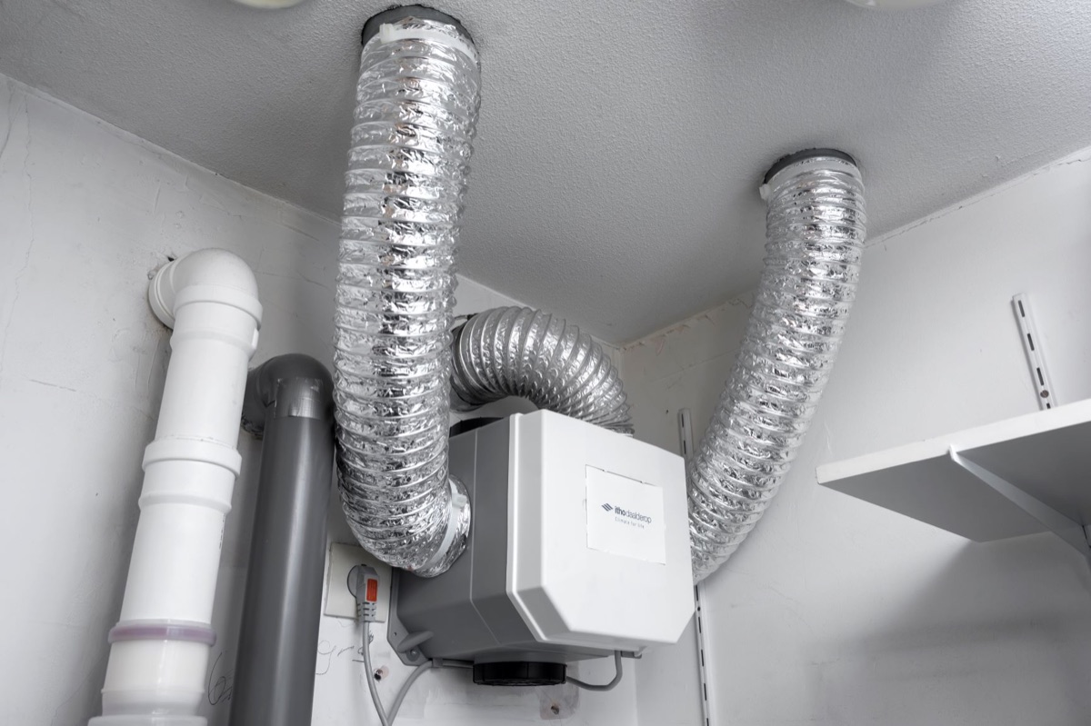 Soufiane Douhou plaatst een nieuwe ventilatiebox in regio Utrecht