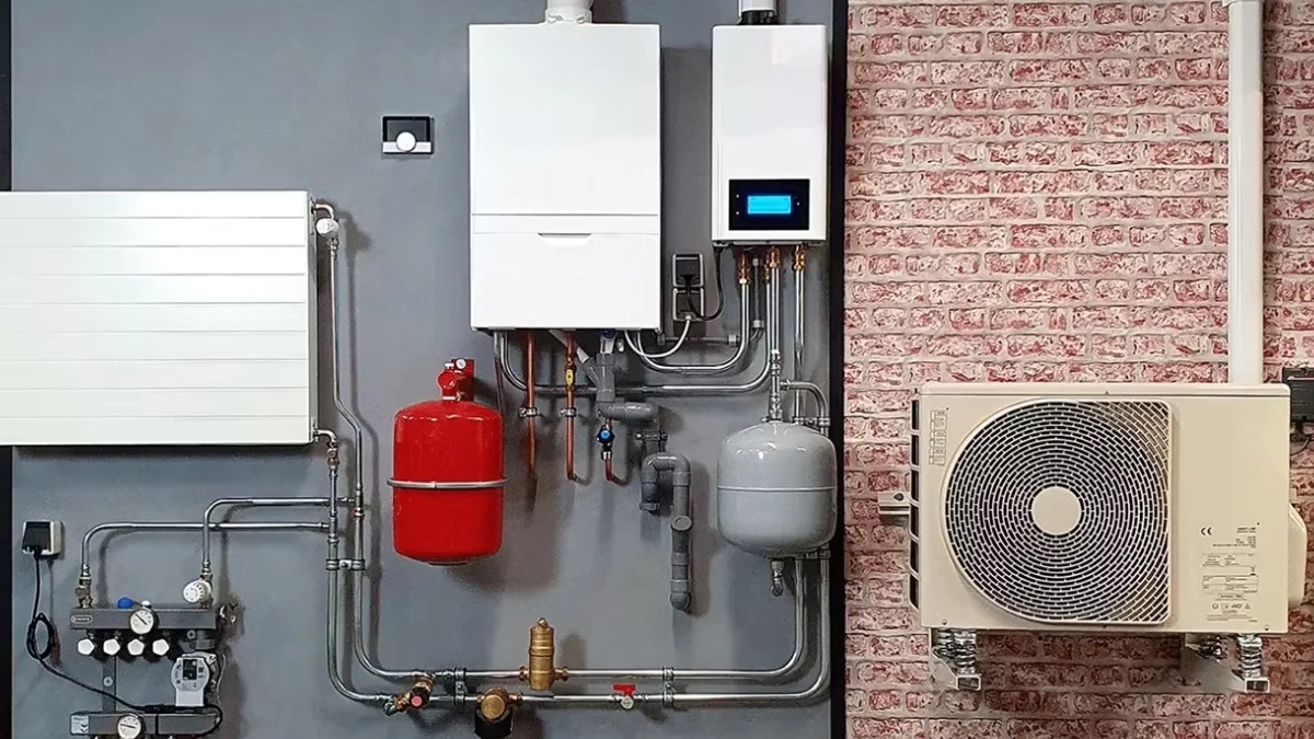 Soufiane Douhou installeert een hybride warmtepomp in regio Utrecht