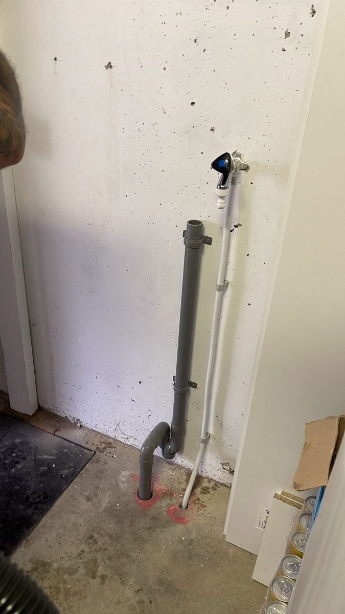 Soufiane Douhou sluit een wasmachine aan in regio Utrecht